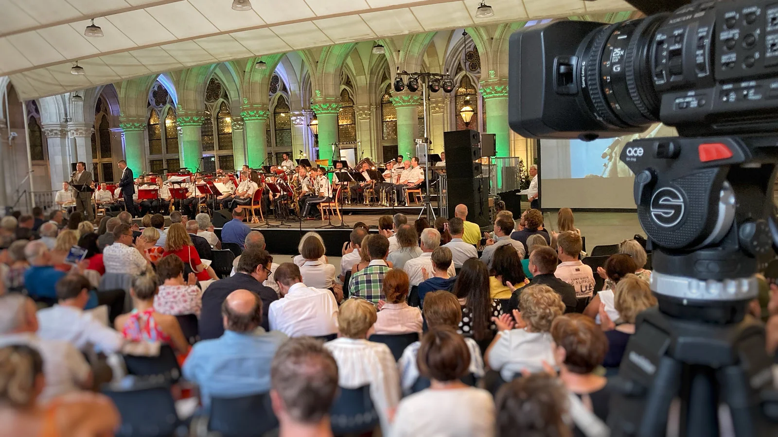 Auftritt der Polizeimusik Wien im Wiener Rathaus. Im Vordergrund ist eine Videokamera für die Live-Übertragung.