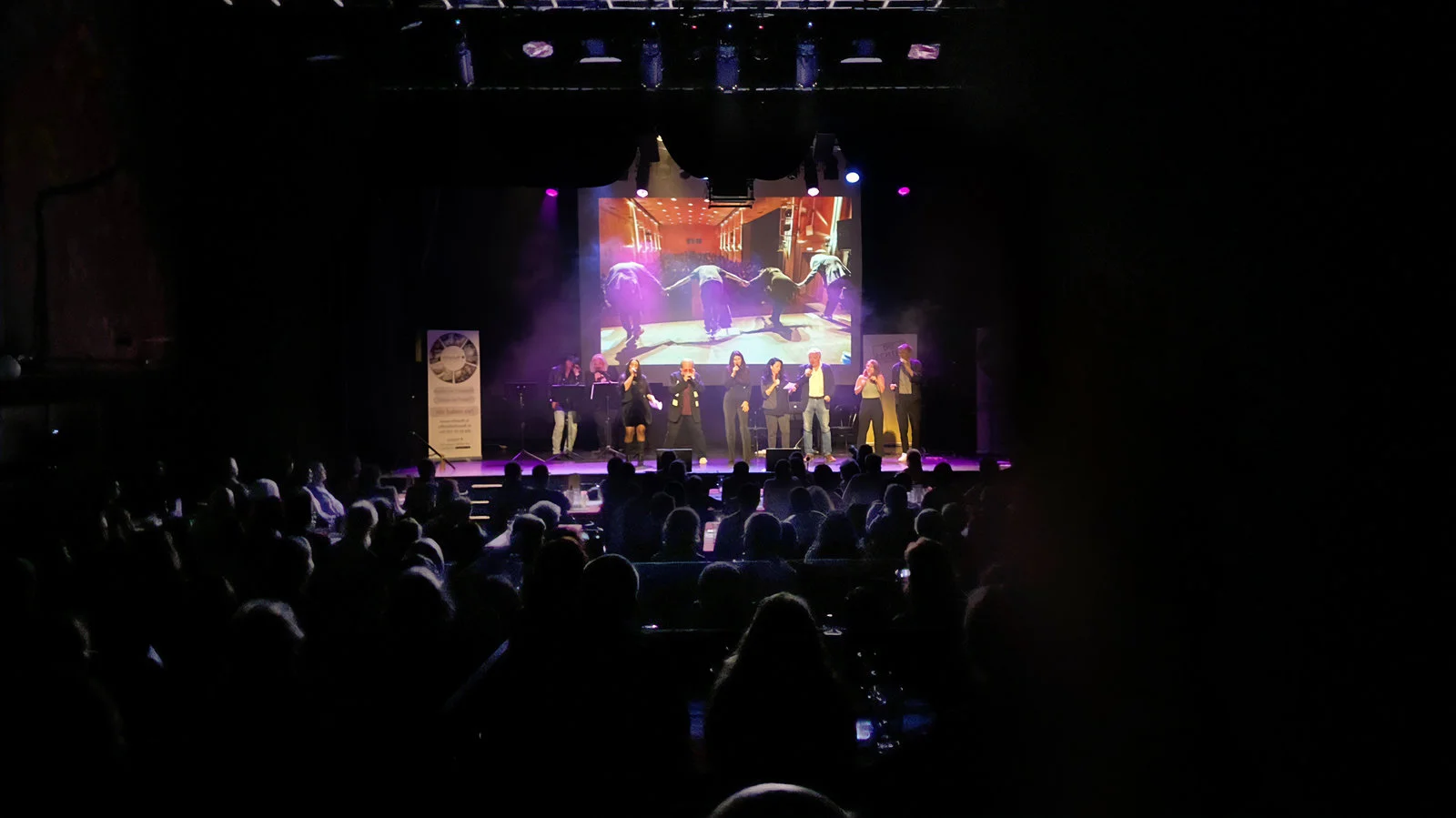 Acapella Formation "Die Echten" spielt auf der Bühne vor den Fans. Konzert im Orpheum Wien zum Geburtstag von "Die Echten"