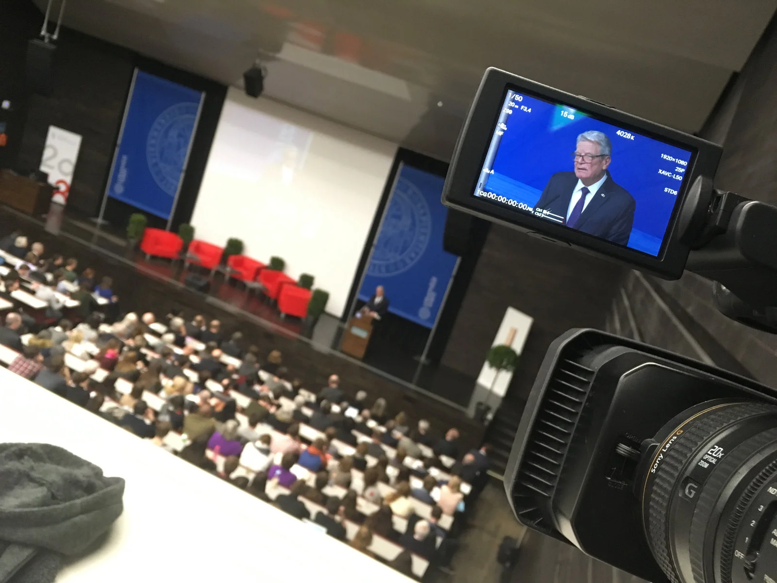Konferenz, Kamera, Bildschirm, Redner, Publikum, Konferenzsaal