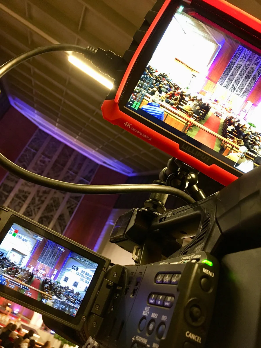 Kamera mit Vorschaumonitor in einer Kirche bei einem Konzertmitschnitt