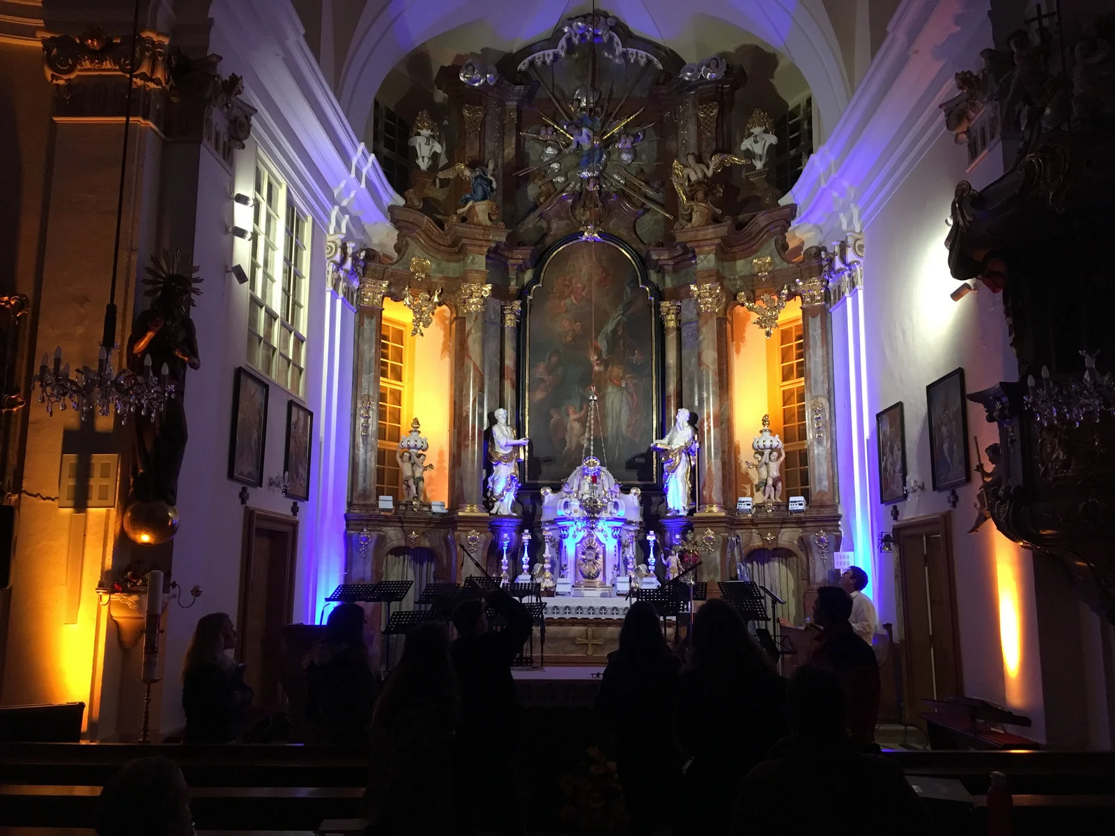 Stimmungsvoll beleuchtete Kirche vor einem Chorkonzert.