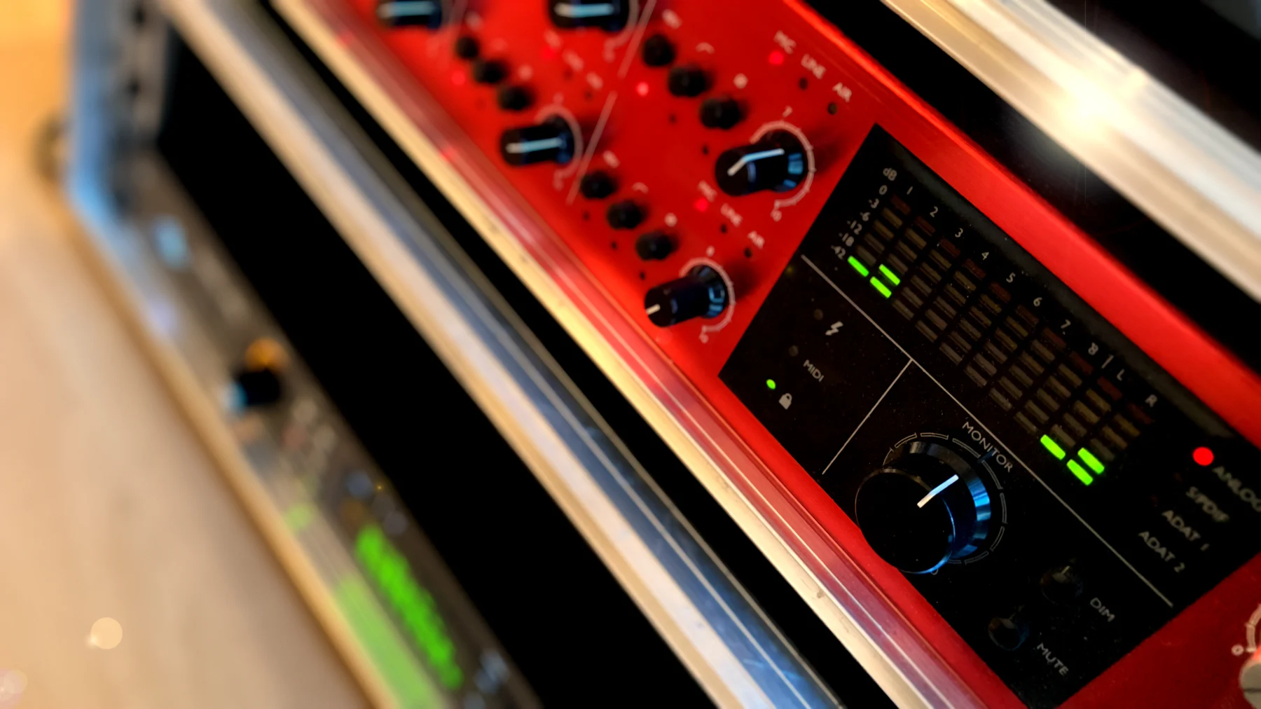 Mischpult und Audiotechnik im Einsatz.
